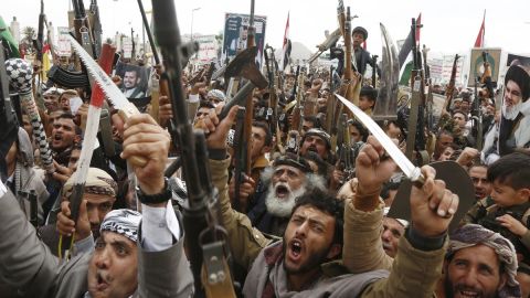 Yemeníes blanden armas y corean consignas durante una manifestación de simpatizantes hutíes en el Día Internacional de Al-Quds en Sanaa, Yemen, el 28 de marzo.