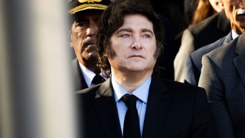 El presidente de Argentina, Javier Milei, observa durante una ceremonia en honor al Día de los Veteranos de Malvinas el 2 de abril en Buenos Aires, Argentina.