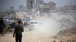 Palestinos viajan en vehículos entre el norte y el sur de Gaza por la carretera de Rashid (carretera costera) al oeste de la ciudad de Gaza, el 2 de abril de 2025.