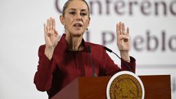 La presidenta de México, Claudia Sheinbaum, gesticula mientras ofrece su conferencia de prensa diaria en Palacio Nacional en la Ciudad de México el 2 de abril de 2025.