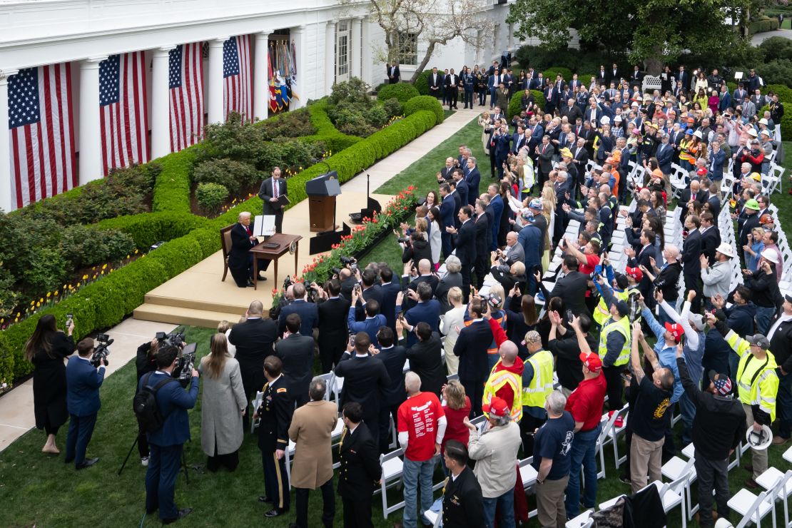 El presidente de Estados Unidos, Donald Trump tras pronunciar un discurso sobre aranceles recíprocos durante un evento en el Jardín de las Rosas el 2 de abril de 2025.