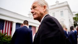 Peter Navarro, asesor comercial del presidente Donald Trump, se retira tras la firma de decretos que imponen aranceles a las importaciones durante el evento comercial "Hagamos que Estados Unidos vuelva a ser rico" en el Jardín de las Rosas de la Casa Blanca el 2 de abril de 2025 en Washington.