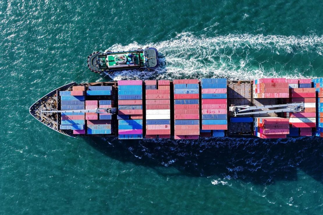 Un barco portacontenedores se acerca a un puerto en Qingdao, en la provincia de Shandong, al este de China, el miércoles.