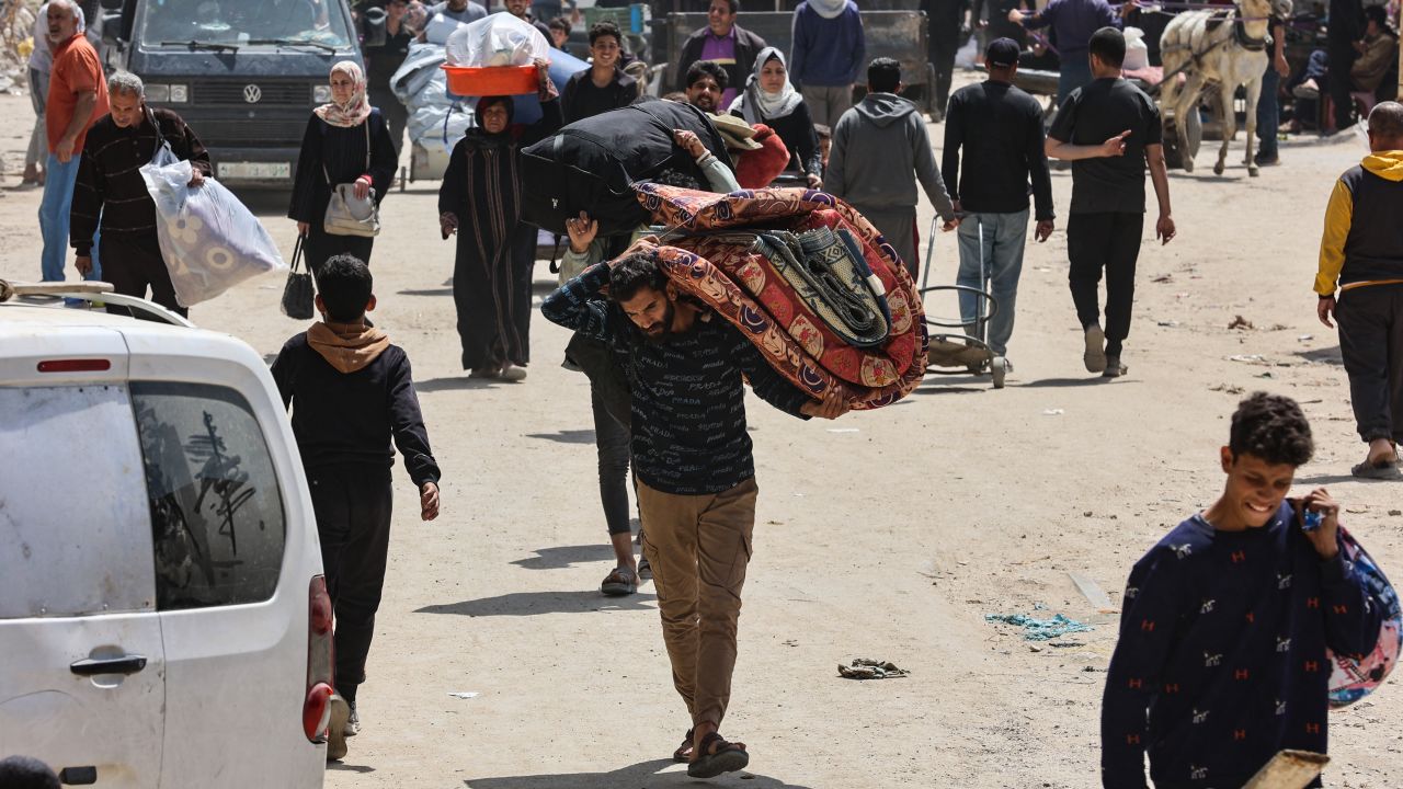 Palestinos transportan sus pertenencias mientras huyen del barrio de Shujaiya, al este de la Ciudad de Gaza, tras una orden de evacuación emitida por las fuerzas israelías el 3 de abril de 2025.