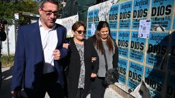 Ana Estela y Claudia Maradona, hermanas del fallecido futbolista argentino Diego Maradona, llegan al juzgado de San Isidro para asistir a la audiencia del juicio por la muerte de su hermano en San Isidro el 3 de abril de 2025.