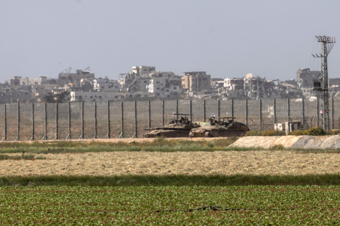 Soldados y tanques israelíes desplegados cerca de un campo agrícola junto a la frontera con Gaza el 3 de abril de 2025.