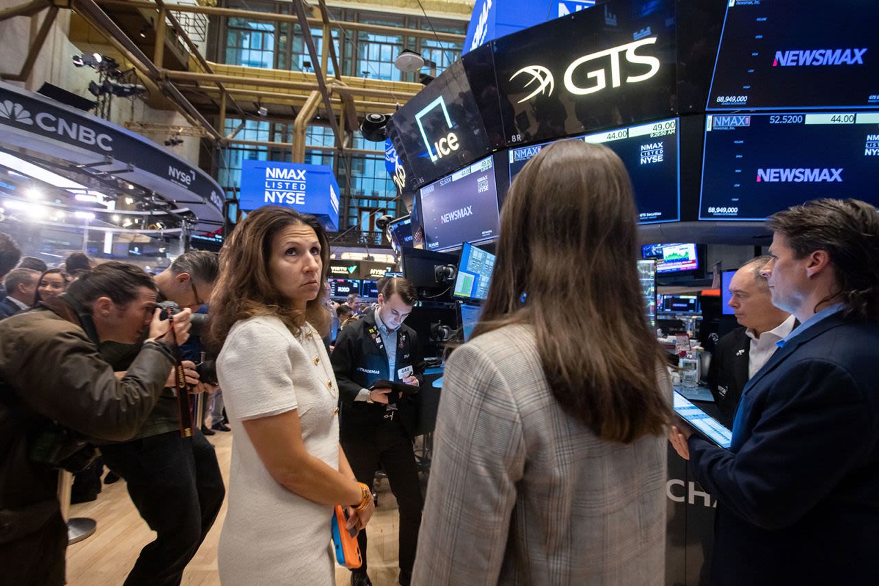 Lynn Martin, presidente del Grupo de la Bolsa de Valores de Nueva York, en el centro a la izquierda, en el piso de la Bolsa de Valores de Nueva York este jueves.