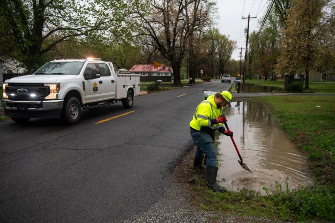 Un equipo de carreteras estatales limpia desagües en Paducah, Kentucky, el viernes. El gobernador de Kentucky, Andy Beshear, decretó el estado de emergencia antes de las tormentas.