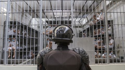 Un oficial de prisión custodia una celda en el penal de máxima seguridad Cecot (Centro de Alojamiento Obligatorio de Terrorismo) el 4 de abril de 2025 en Tecoluca, San Vicente, El Salvador.