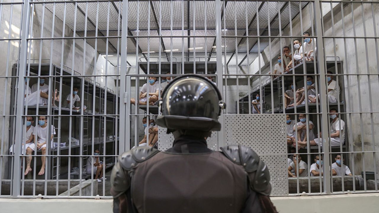 Un oficial de prisión custodia una celda en el penal de máxima seguridad Cecot (Centro de Alojamiento Obligatorio de Terrorismo) el 4 de abril de 2025 en Tecoluca, San Vicente, El Salvador.
