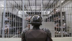 Un oficial de prisión custodia una celda en el penal de máxima seguridad Cecot (Centro de Alojamiento Obligatorio de Terrorismo) el 4 de abril de 2025 en Tecoluca, San Vicente, El Salvador.