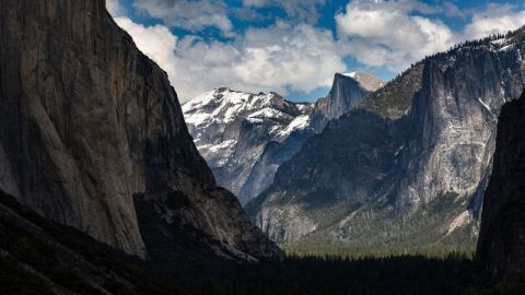 Al analizar datos sísmicos e imágenes de deformaciones rocosas profundas, los científicos descubrieron que la corteza terrestre se está desprendiendo bajo la región central de la Sierra Nevada, que incluye el Parque Nacional de Yosemite.