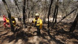 Elementos de Protección Civil trabajan para extinguir el incendio el 1 de abril de 2025 en Huimilpan, Querétaro, México.