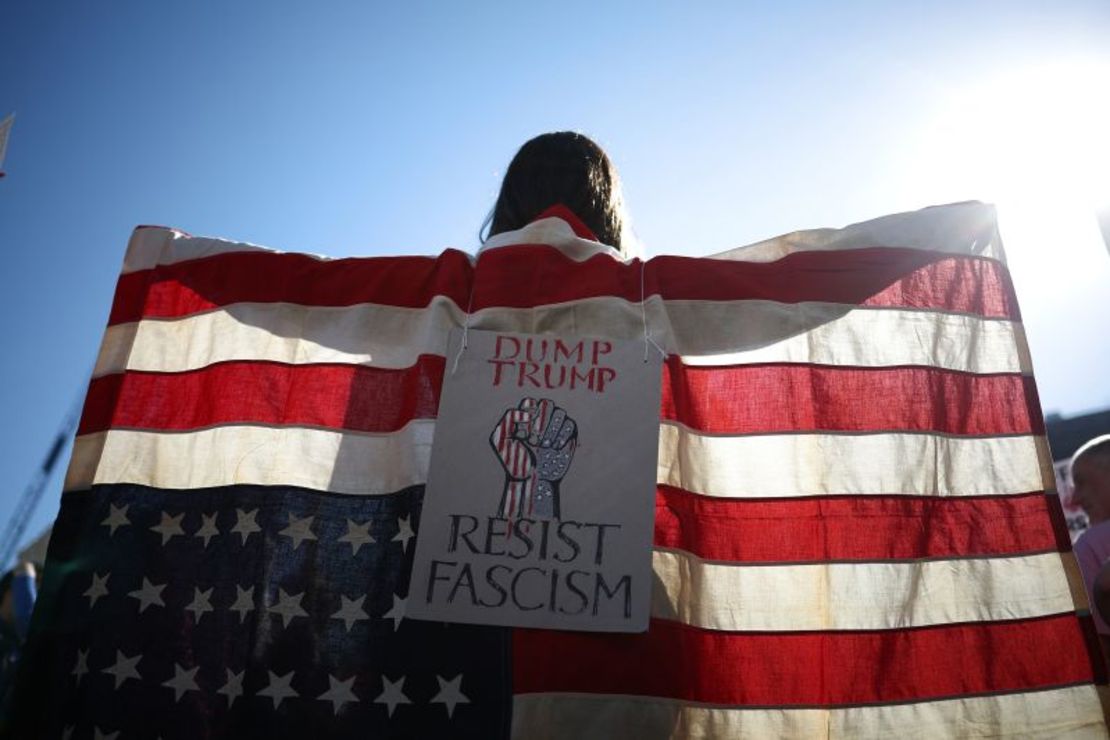 Manifestantes sostienen pancartas durante una protesta contra el presidente estadounidense Donald Trump y su asesor Elon Musk en el centro de Londres, el 5 de abril de 2025.