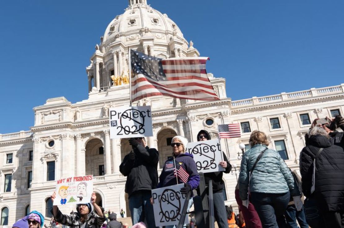 Manifestantes se congregan frente al Capitolio estatal de Minnesota durante una protesta nacional en St. Paul, Minnesota, el sábado.