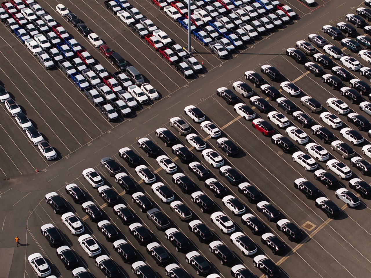Vista aérea de automóviles, incluidos Land Rovers, una marca británica fabricada por Jaguar Land Rover, subsidiaria de Tata Motors, en el puerto de Southampton el 3 de abril de 2025 en Southampton, Inglaterra.
