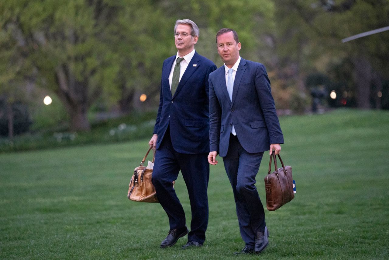El secretario del Tesoro, Scott, a la izquierda, y Sergio Gor, director de la Oficina de Personal Presidencial de la Casa Blanca, caminan por el jardín sur de la Casa Blanca cuando regresan a Washington, el domingo de un viaje de fin de semana a Florida.