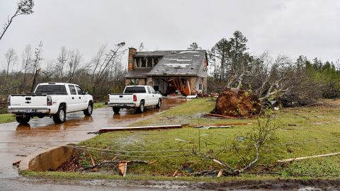 Árboles caídos y daños en las estructuras pesadas se ven después de tornados se trasladó a través de la zona el 03 de abril 2025 en Selmer, Tennessee.