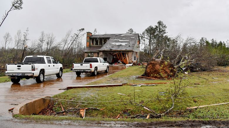 Árboles caídos y daños en las estructuras pesadas se ven después de tornados se trasladó a través de la zona el 03 de abril 2025 en Selmer, Tennessee.