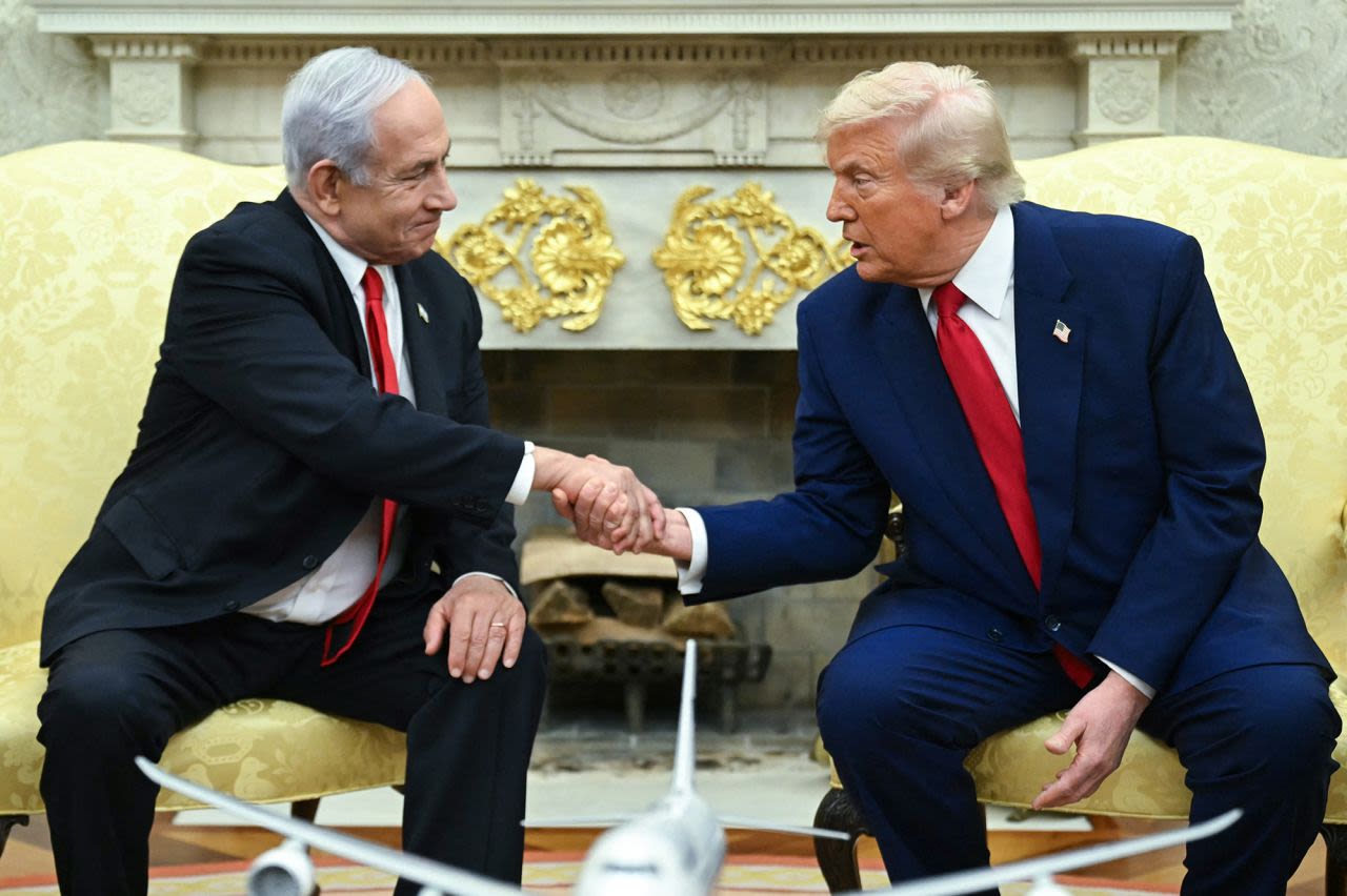 El presidente de Estados Unidos, Donald Trump (a la derecha), da la mano al primer ministro de Israel, Benjamin Netanyahu, durante una reunión en el Despacho Oval el 7 de abril.