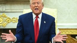 El presidente de Estados Unidos, Donald Trump, habla durante una reunión con el primer ministro israelí, Benjamin Netanyahu, en la Oficina Oval de la Casa Blanca en Washington, el 7 de abril de 2025.