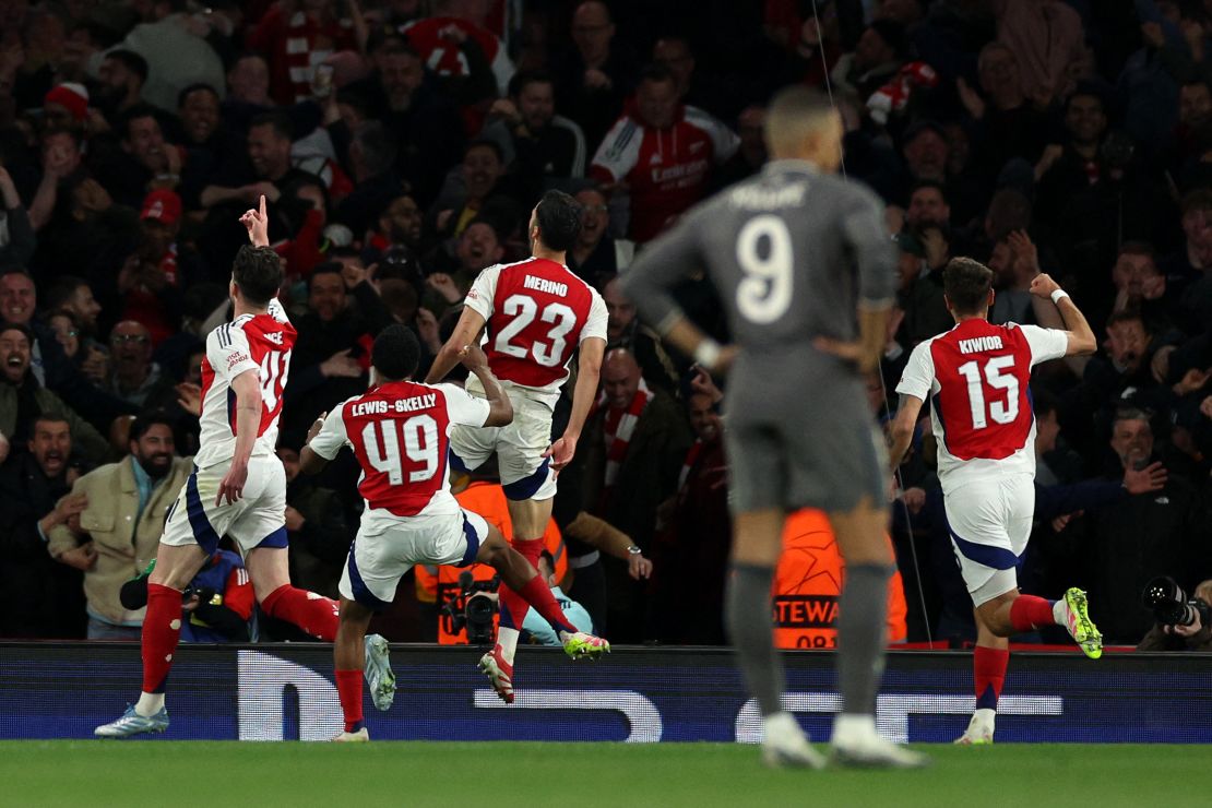 Mikel Merino celebra el tercer gol de su equipo durante el partido de ida de los cuartos de final de la UEFA Champions League.