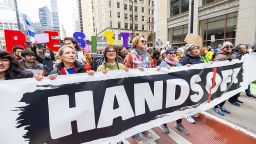 Miles de manifestantes abarrotan la Plaza Daley y marchan por las calles de Chicago durante el Día Nacional de Acción ¡Manos Fuera! el 5 de abril de 2025 en Chicago, Illinois.