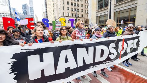 Miles de manifestantes abarrotan la Plaza Daley y marchan por las calles de Chicago durante el Día Nacional de Acción ¡Manos Fuera! el 5 de abril de 2025 en Chicago, Illinois.