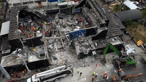 Una vista aérea muestra a los equipos de rescate trabajando en la discoteca Jet Set un día después del derrumbe de su techo en Santo Domingo el 9 de abril de 2025.