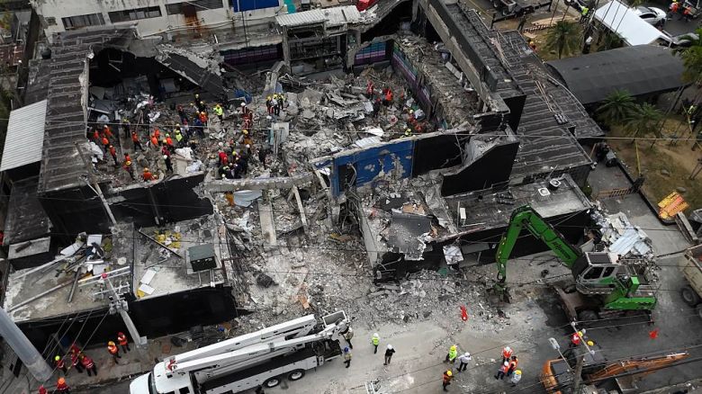 Una vista aérea muestra a los equipos de rescate trabajando en la discoteca Jet Set un día después del derrumbe de su techo en Santo Domingo el 9 de abril de 2025. Los equipos de rescate se apresuraron a encontrar supervivientes entre los escombros de la discoteca donde al menos 124 personas, entre ellas una ex estrella de las Grandes Ligas de Béisbol, murieron al derrumbarse el techo.