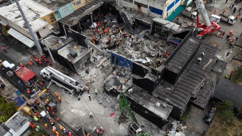 AThis aerial view shows rescue teams working at the Jet Set nightclub a day after the collapse of its roof in Santo Domingo on April 9, 2025. Rescuers raced to find survivors among the rubble of the nightclub where at least 124 people, including a former Major League Baseball star, were killed when the roof collapsed. (Photo by Alfred DAVIES / AFP) (Photo by ALFRED DAVIES/AFP via Getty Images)