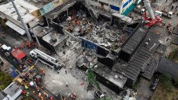 Vista aérea muestra a los equipos de rescate trabajando en el club nocturno Jet Set un día después del colapso de su techo en Santo Domingo el 9 de abril de 2025.