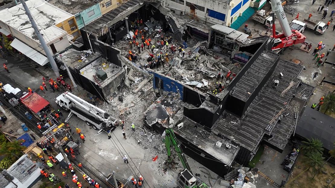Vista aérea muestra a los equipos de rescate trabajando en el club nocturno Jet Set un día después del colapso de su techo en Santo Domingo el 9 de abril de 2025.