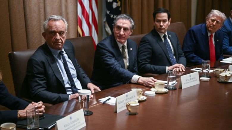 El secretario de Salud y Servicios Humanos de EE.UU., Robert F. Kennedy Jr., declaró el jueves en una reunión de gabinete que su agencia estudiará las causas del autismo.