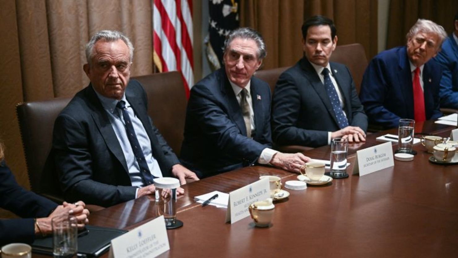 El secretario de Salud y Servicios Humanos de EE.UU., Robert F. Kennedy Jr., declaró el jueves 10 de abril de 2025 en una reunión de gabinete que su agencia estudiará las causas del autismo.