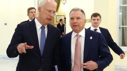 El principal negociador económico de Rusia, Kirill Dmitriev, a la izquierda, habla con el enviado del presidente de EE.UU., Donald Trump, Steve Witkoff, en San Petersburgo el 11 de abril de 2025.