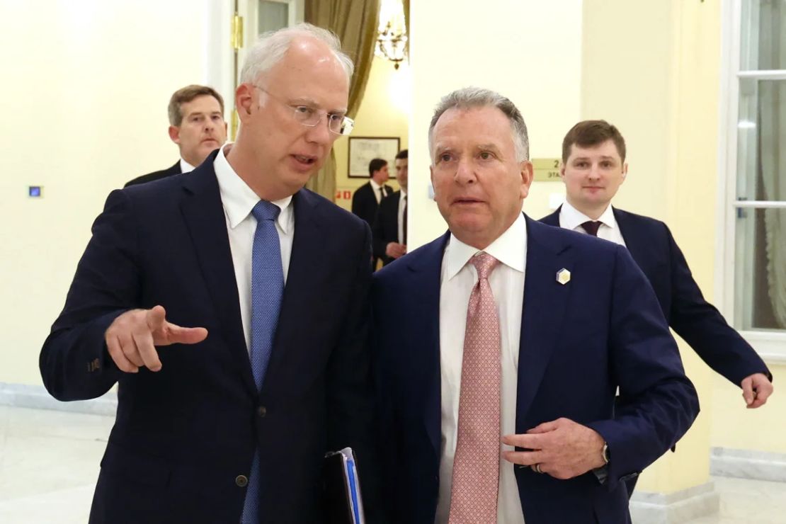 El principal negociador económico de Rusia, Kirill Dmitriev, a la izquierda, habla con el enviado del presidente de EE.UU., Donald Trump, Steve Witkoff, en San Petersburgo el 11 de abril de 2025.