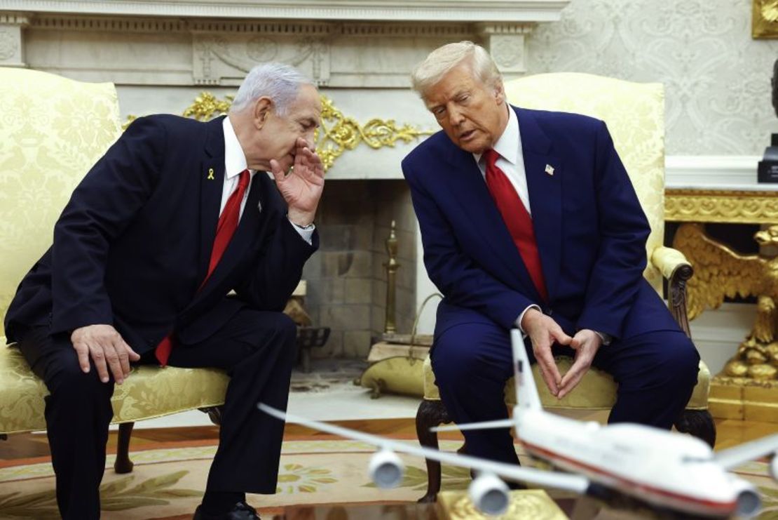 El primer ministro israelí, Benjamin Netanyahu, conversa con el presidente estadounidense, Donald Trump, durante una reunión en el Despacho Oval el 7 de abril de 2025.