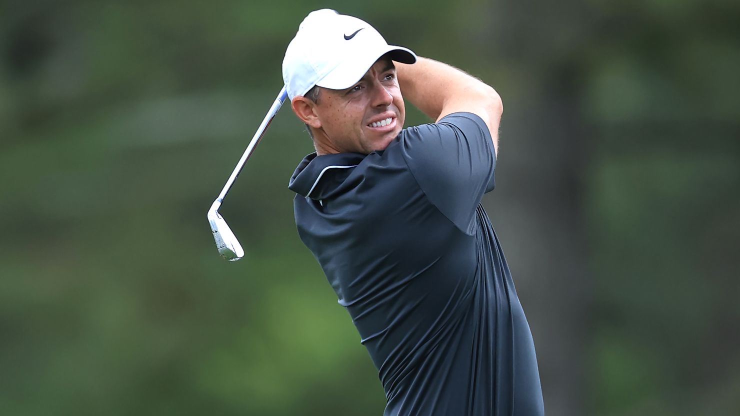 After a brutal first round, Rory McIlroy played himself back in contention for his first green jacket following a 6-under par round.