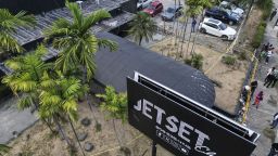 Esta vista aérea muestra la zona limpiada tras el derrumbe del techo de la discoteca Jet Set en Santo Domingo el 11 de abril de 2025.