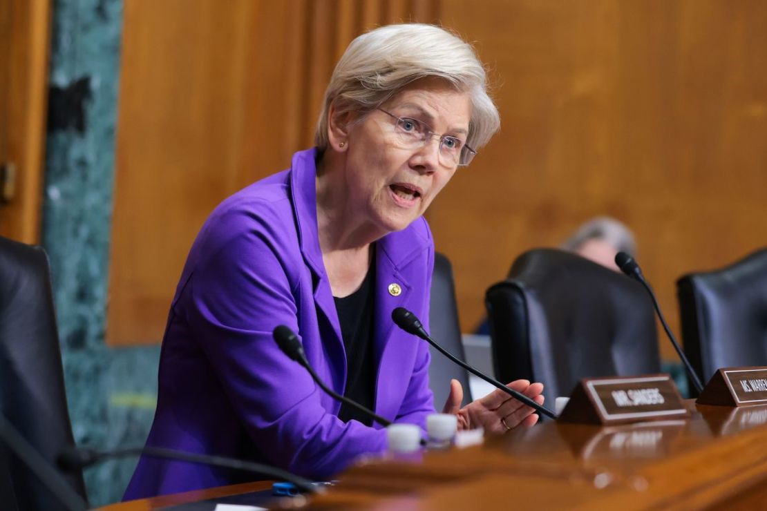 La senadora estadounidense Elizabeth Warren (demócrata por Massachusetts) interroga al representante comercial de EE.UU., Jamieson Greer, durante una audiencia de la Comisión de Finanzas del Senado el 8 de abril de 2025 en Washington.