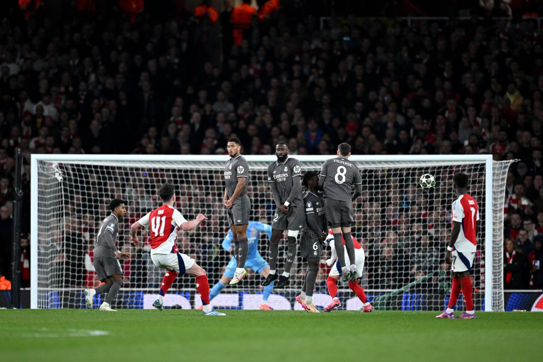 Declan Rice, del Arsenal, marca el primer gol de su equipo de tiro libre.