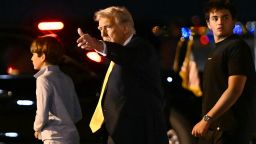 El presidente de Estados Unidos, Donald Trump, hace un gesto al llegar a Palm Beach en el Air Force One el 13 de abril de 2025, después de ver la pelea de peso pluma entre el luchador australiano Alexander Volkanovski y el luchador brasileño Diego Lopes (derecha) durante el UFC 314 en el Kaseya Center en Miami.