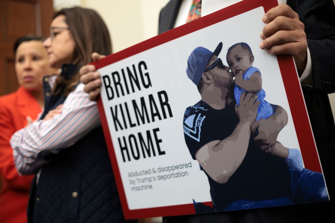 Un miembro del Caucus Hispano del Congreso sostiene una foto de Kilmar Ábrego García durante una conferencia de prensa para hablar sobre su arresto y deportación en el edificio de oficinas de la Cámara de Representantes de Cannon el 9 de abril de 2025 en la ciudad de Washington.