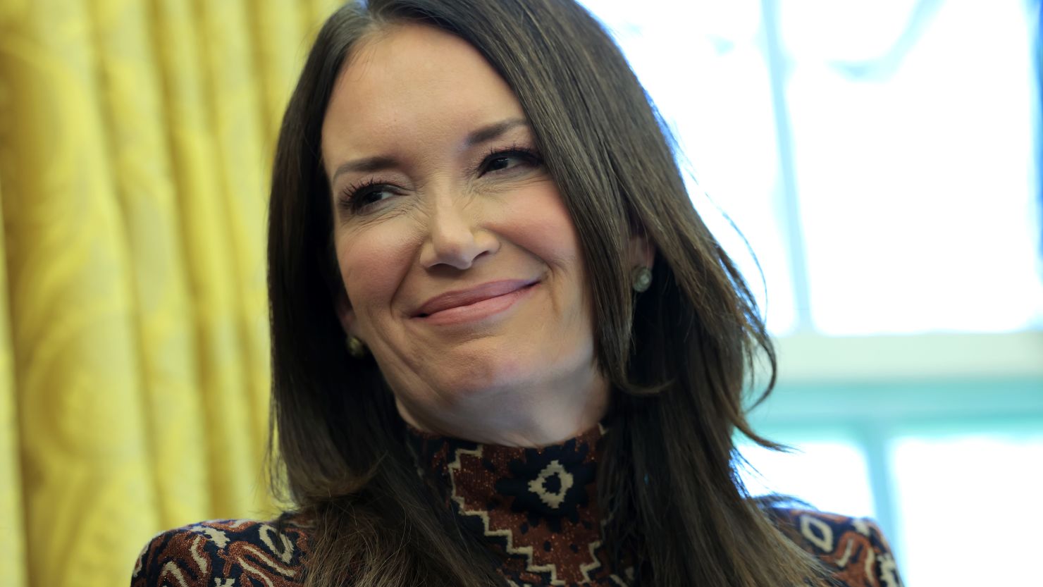 La secretaria de Agricultura de EE.UU., Brooke Rollins, mientras el presidente Donald Trump firma decretos en la Oficina Oval de la Casa Blanca el 9 de abril de 2025 en Washington.