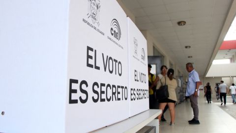 People vote at a polling station during the presidential runoff election in Guayaquil, Guayas province, Ecuador, on April 13, 2025. Right-wing incumbent President Daniel Noboa faces a tough runoff against charismatic leftist rival Luisa Gonzalez, who is vying to become the country's first woman president. (Photo by Gerardo MENOSCAL / AFP) (Photo by GERARDO MENOSCAL/AFP via Getty Images)          