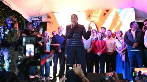 La candidata presidencial izquierdista de Ecuador, Luisa González, hablando con sus partidarios tras conocer los primeros resultados de la segunda vuelta de las elecciones presidenciales en Quito, Ecuador, el 13 de abril de 2025.