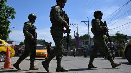 Soldados ecuatorianos patrullan las calles de Olón, provincia de Santa Elena, Ecuador, el 14 de abril de 2025, un día después de la segunda vuelta de las elecciones presidenciales. El presidente de Ecuador, Daniel Noboa, se proclamó reelegido contundentemente tras prometer durante su campaña una mano dura contra los cárteles de la droga.