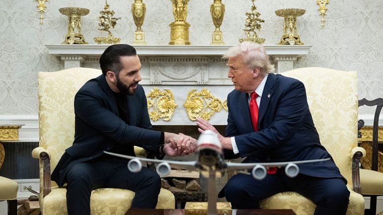 El presidente de Estados Unidos, Donald Trump, estrecha la mano del presidente de El Salvador, Nayib Bukele, durante una reunión en la Oficina Oval de la Casa Blanca en Washington, D.C., el 14 de abril de 2025. El lunes, Trump recibió al presidente de El Salvador, Nayib Bukele, autodenominado "el dictador más genial del mundo", quien ahora es el aliado clave del líder estadounidense en una controvertida iniciativa para deportar a inmigrantes ilegales a una conocida prisión salvadoreña. La reunión se produce mientras la Casa Blanca enfrenta presión por el caso de un padre que fue deportado por error a la cárcel del país centroamericano, cuyo regreso un tribunal estadounidense ha ordenado al gobierno de Trump facilitar.