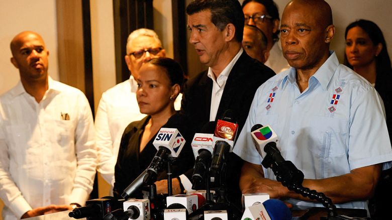 El alcalde de Nueva York, Eric Adams, asiste a una conferencia de prensa después de visitar el club nocturno Jet Set en Santo Domingo el 14 de abril de 2025.